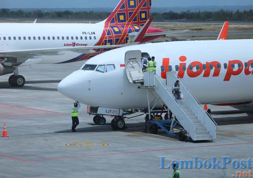 PESAWAT : Seorang penumpang turun dari pesawat Lion Air  saat tiba di Lombok International Airport, belum lama ini.