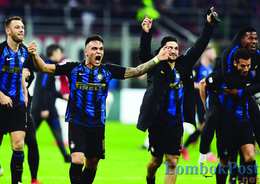 PENGGANTI ICARDI: Striker Inter Milan Lautaro Martinez (dua kiri) merayakan kemenangan usai menjungkalkan AC Milan pada Derby della Madonnina ke-223 di San Siro, kemarin (18/3).