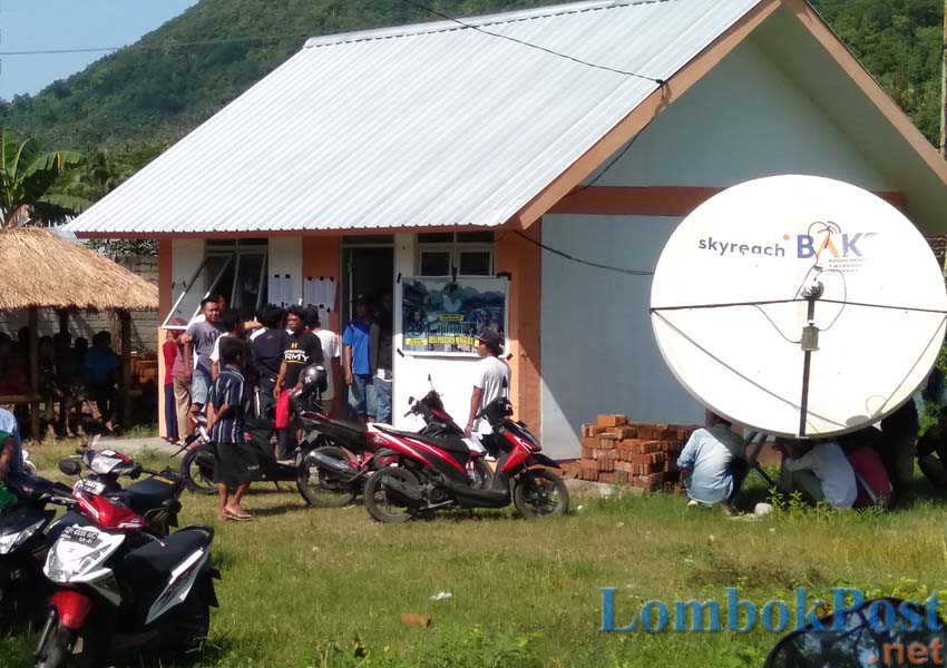 KANTOR SEMENTARA: Sejumlah warga mengurus sejumlah administrasi di kantor sementara Desa Persiapan Menggala, beberapa waktu lalu.