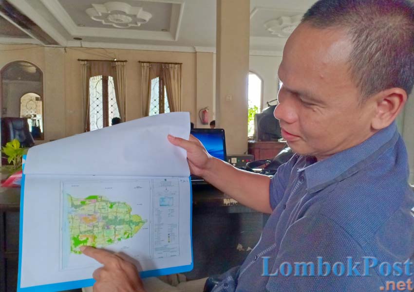 TANAH KAMI: Direktur PT Dasar Grup Zulkarnaen menunjukkan letak lahan mereka yang telah berubah jadi hijau setelah dijadikan LP2B oleh Pemerintah Kota Mataram, kemarin (8/3)