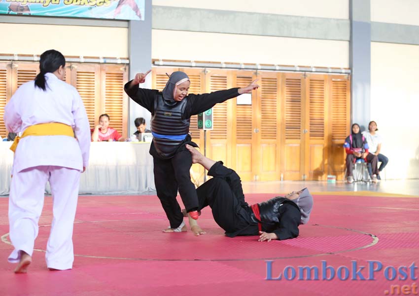 SPARING: Salah satu pesilat NTB menahan bantingan lawannya saat bertanding di Popwil 2018 lalu di Padepokan Pencak Silat GOR 17 Desember Mataram.