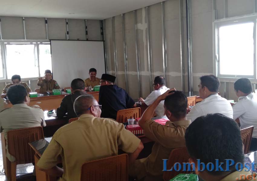 RAPAT KOORDINASI: Suasana rapat koordinasi percepatan penyaluran hibah/bansos kepada wirausaha baru (WUB), di aula kantor sementara Setda KLU, kemarin (12/3).