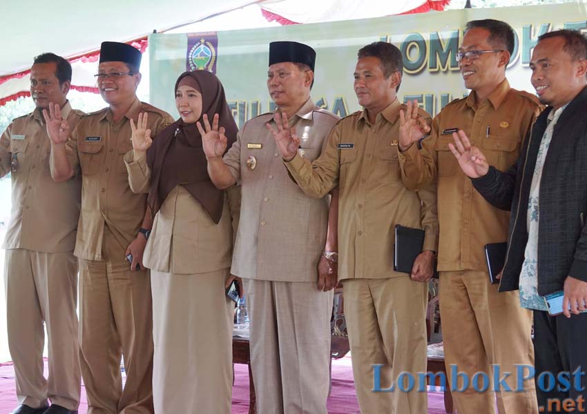 SALAM ZERO WASTE: Wagub NTB Hj Sitti Rohmi Djalilah (tiga dari kiri) bersama Bupati Lotim HM Sukiman Azmy (empat dari kiri) berfoto bersama di Lapangan Desa Dasan Lekong, Kecamatan Sukamulia, kemarin