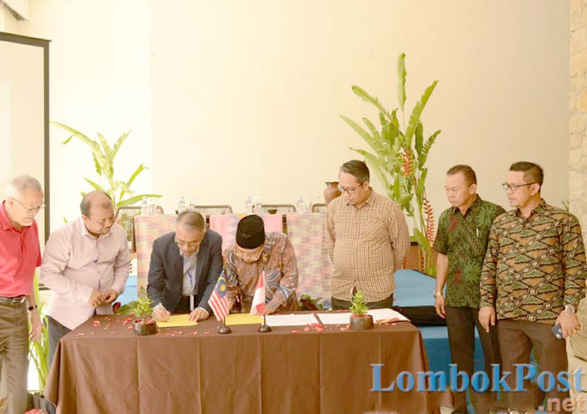 TEKEN: Bupati KLU H Najmul Akhyar (empat kanan) bersama delegasi Kerajaan Trengganu (tiga kiri) menandatangani MoU terkait kerja sama pengiriman tenaga keperawatan dan bidang industri, Minggu lalu (3/3).