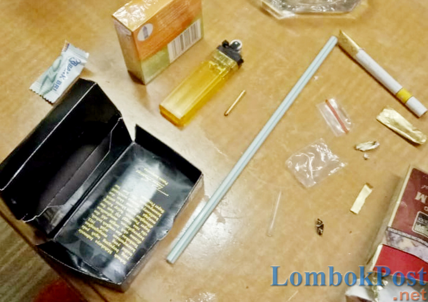 Barang bukti yang disita polisi dari kamar Andi Arief.