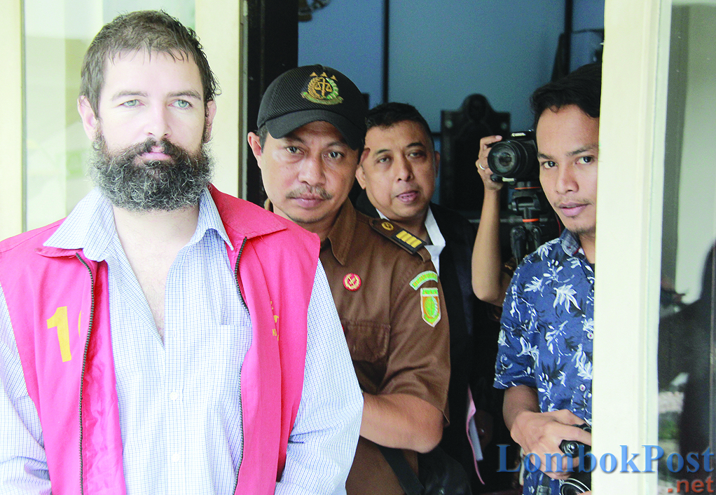 DITUNTUT: Terdakwa pengedar narkoba Dorfin Felix tampak murung setelah dituntut 20 tahun penjara oleh JPU di Pengadilan Negeri, kemarin (29/4).