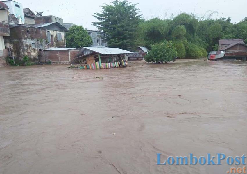 BANJIR LAGI: Beberapa rumah warga di Kabupaten Dompu terendam banjir akibat luapan air Sungai Silo, kemarin (3/4).