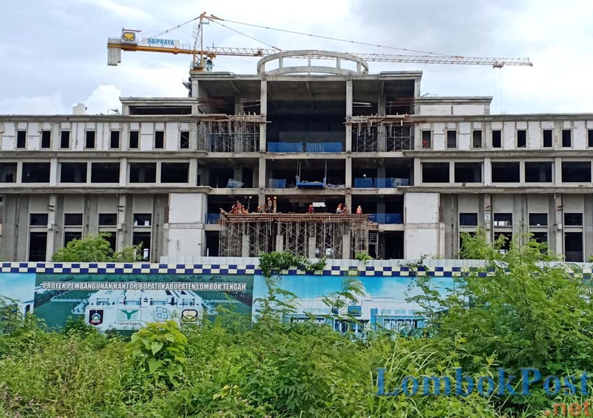 BERDIRI KOKOH: Bangunan kantor bupati di Desa Puyung, Jonggat Lombok Tengah, yang berdiri kokoh, beberapa hari lalu.