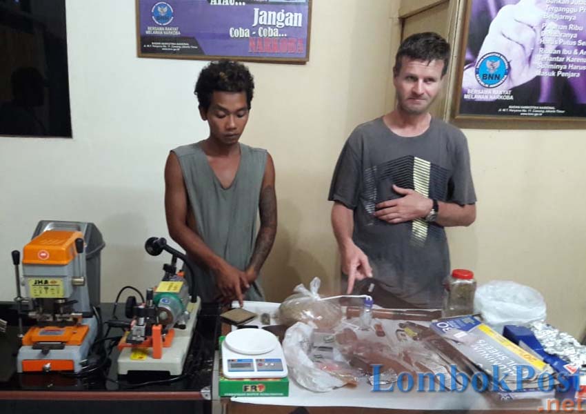 DITANGKAP:  WNA asal Amerika Serikat berinisial CS (kanan) bersama MR ditangkap karena diduga melakukan tindak pidana narkoba, Sabtu