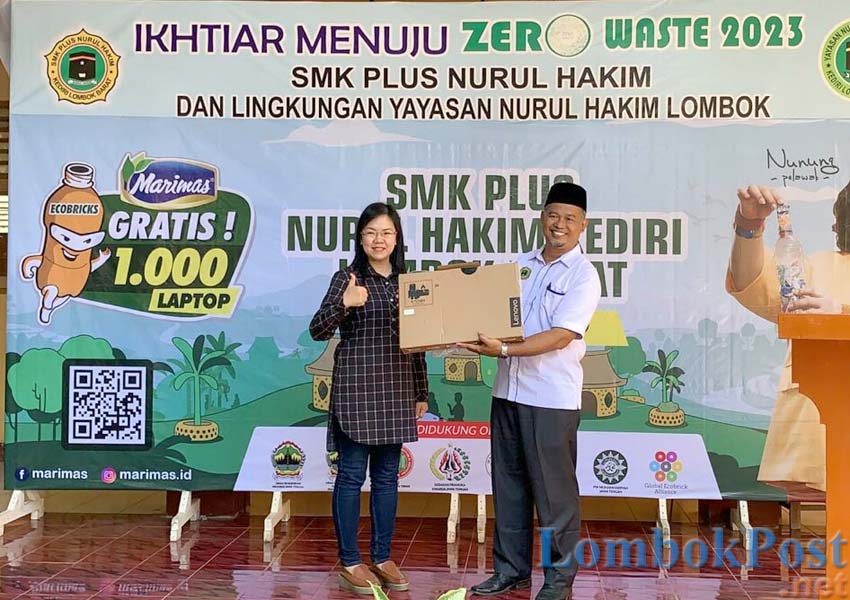 SEMANGAT BEBAS SAMPAH: Pihak dari PT Marimas Putra Kencana menyerahkan bantuan satu unit laptop kepada Kepala SMK Plus Nurul Hakim Kediri yang telah melaksanakan program Ecobrick, kemarin