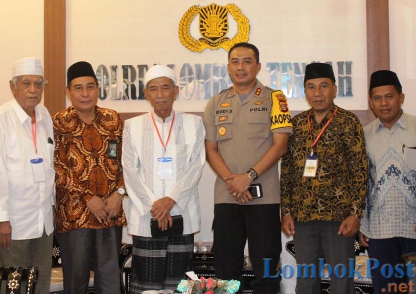 POSE: Jajaran Kemenag, MUI, dan Polres Lombok Tengah berfoto bersama dalam sebuah acara, beberapa hari lalu.