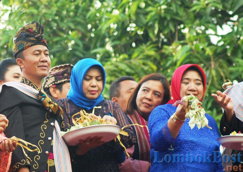 Bupati Lobar H Fauzan Khalid saat bersama Hj Sumiatun beberapa waktu lalu.