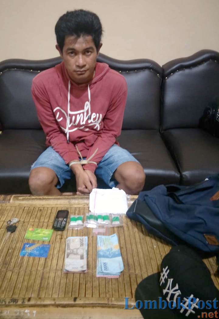 POLDA NTB UNTUK LOMBOK POST DITANGKAP: Terduga pengedar narkoba, Komeng ditangkap bersama barang bukti 10 poket sabu dan satu butir ekstasi, di Polda NTB, belum lama ini.