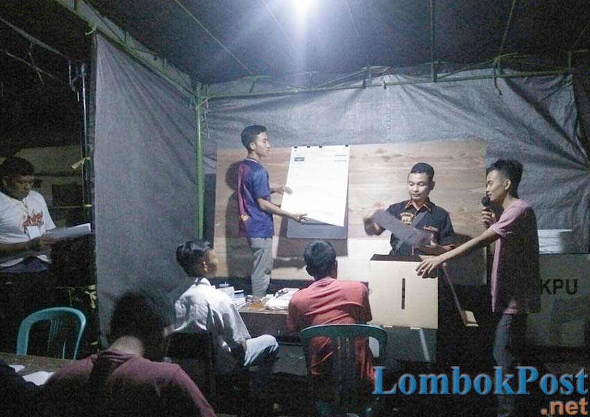 HINGGA LARUT: Sejumlah petugas TPS 19 Desa Kebun Ayu, Kecamatan Gerung saat melakukan penghitungan surat suara DPRD Provinsi NTB dan Kabupaten Lombok Barat hingga pukul 23.00 Wita lebih tadi malam.