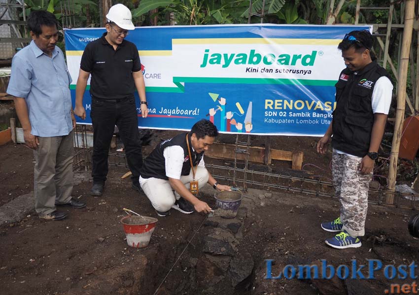 BATU PERTAMA: Peletakan batu pertama pembangunan SDN 4 Sambik Bangkol yang merupakan kerja sama ACT dan Jayaboard.
