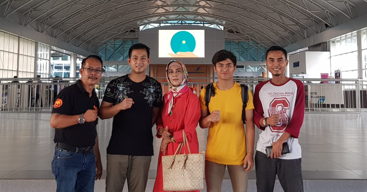 DATANGKAN PETENIS MEJA NASIONAL: Ketua Panitia BSLU Cup I Ketut Maha Jaya (kiri) foto bersama dengan petenis meja nasional Ficky Supit (dua dari kiri), kemarin (4/4).