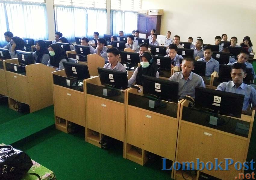 KONSENTRASI: Sejumlah siswa SMAN 1 Lembar saat mengikuti UNBK hari ketiga, Kamis kemarin (4/4).