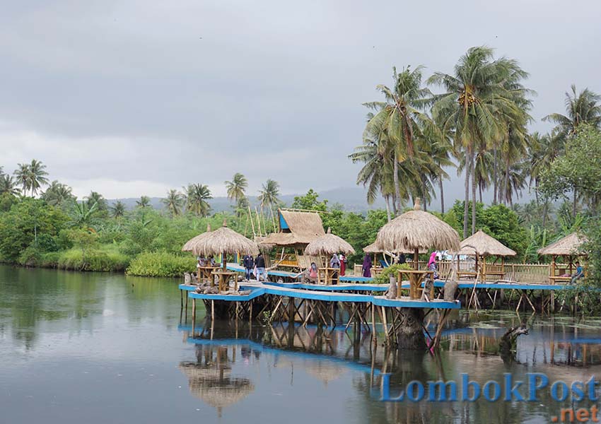 DENDE SERUNI: Dari kejauhan, para pengunjung wisata alam Denda Seruni terlihat sedang menikmati keindahan muara dari jembatan kayu yang dipenuhi gazebo dan spot foto di Desa Seruni Mumbul, Kecamatan Pringgabaya, belum lama ini.