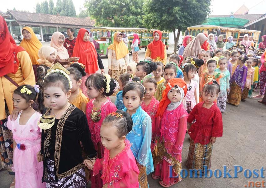 Charina Marietasari/Jawa Pos  PENUH SEMANGAT: Para peserta pawai perayaan Hari Kartini di Desa Pelemkerep, Mayong, Jepara (20/4).