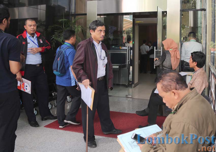Suasana penyerahan laporan harta kekayaan penyelenggara negara (LHKPN) di Gedung KPK, Jakarta, Senin (1/4/19). sebanyak 215 lembaga wajip lapor kekayaan sudah 100 persen menyetor LHKPN ke KPK. FOTO : FEDRIK TARIGAN/ JAWA POS