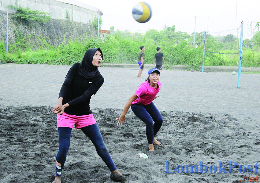 BERLATIH KERAS: Pevoli pantai Ditha Juliana tetap berlatih meski belum menjalani pelatnas di Lapangan Voli Pantai GOR 17 Desember Mataram, kemarin (1/4).