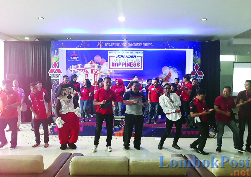 SENAM SEHAT: Jajaran PT Berlian Cahaya Bima, Dealer Mitsubishi Lombok saat melakukan senam ceria, Sabtu (30/3)