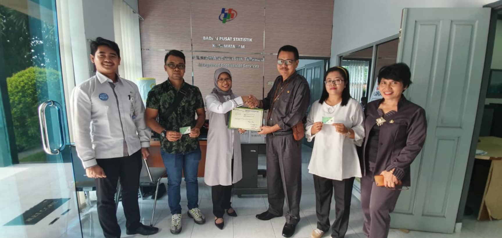 SERAHKAN KARTU: Pejabat Pengganti Sementara Kepala Kantor BPJS Ketenagakerjaan Cabang NTB Yulia Ika Wardani (tiga dari kiri) menyerahkan kartu BPJSTK simbolis untuk tenaga pemetaan ke Kepala BPS Kota Mataram Isa (tiga dari kanan) di Kantor BPS Kota Matara