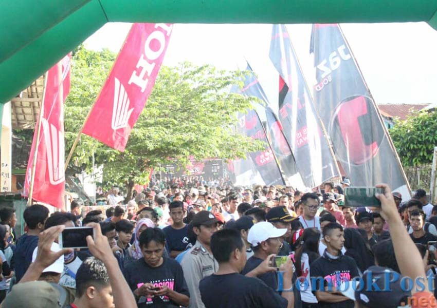 PERINGATI HARI JADI: Sejumlah warga Desa Karang Bayan saat mengikuti salah satu rangkaian kegiatan peringatan HUT Desa Karang Bayan ke-20 Minggu kemarin (31/3).