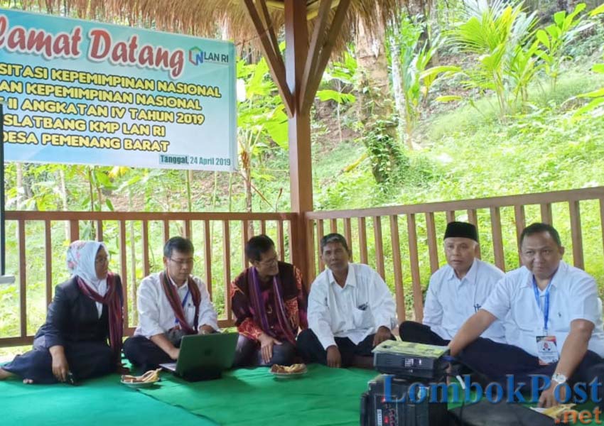 KUNJUNGAN: Rombongan peserta Pelatihan Kepimpinan Tingkat II Diklat Pim II LAN-RI saat mengunjungi Desa Pemenang Barat, kemarin (24/4)