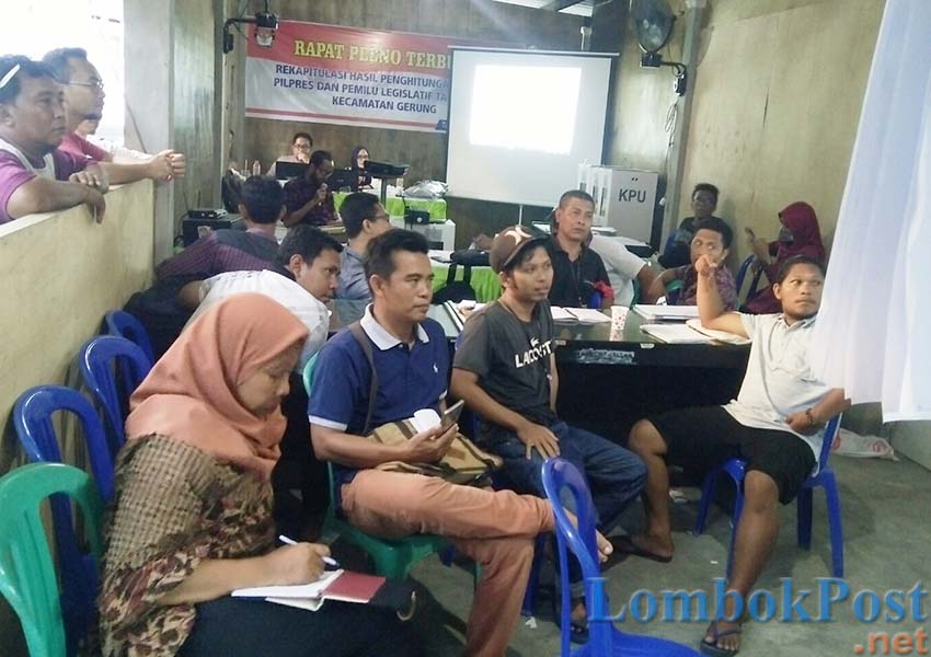 REKAP: Beginilah suasana pleno rekapitulasi penghitungan suara di tingkat Kecamatan Gerung kemarin
