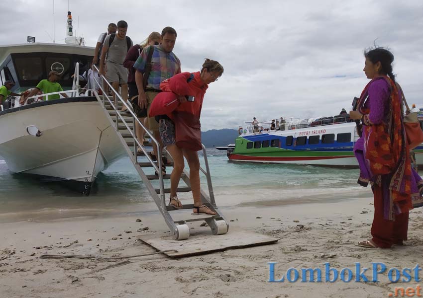 SANDAR: Salah satu kapal cepat dari Bali bersandar di bibir pantai di Gili Trawangan belum lama ini.  (Dok/Lombok Post)