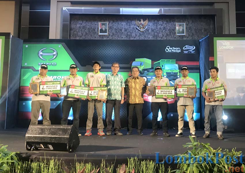 Awarding: Para pemenang Hino Safety Driving Competition saat malam Gathering dan Awarding di di Ballroom Golden Palace Hotel, Lombok