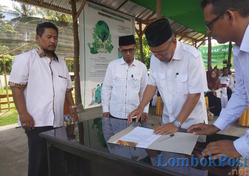 PENANDATANGAN: Sekda KLU H Suardi menandatangani surat instruksi Bupati KLU kepada OPD agar melakukan usaha pengurangan sampah plastik di lingkungan kerja masing-masing, kemarin (24/4).