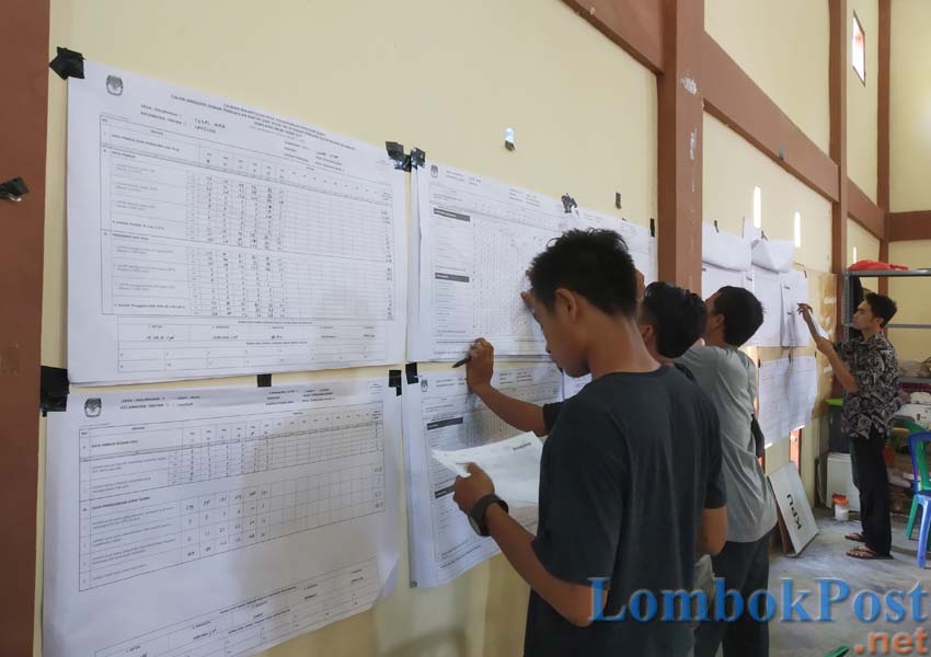 PENGHITUNGAN SUARA: Anggota PPK Tanjung tengah melakukan rekapitulasi suara di Kantor Kecamatan Tanjung, kemarin (24/4)