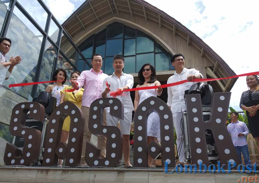 POTONG PITA: Owner Marc Hotels Gili Trawangan Benny Tan (tiga kanan) memotong pita tanda grand opening Marc Hotel Gili Trawangan Sabtu lalu (6/4).