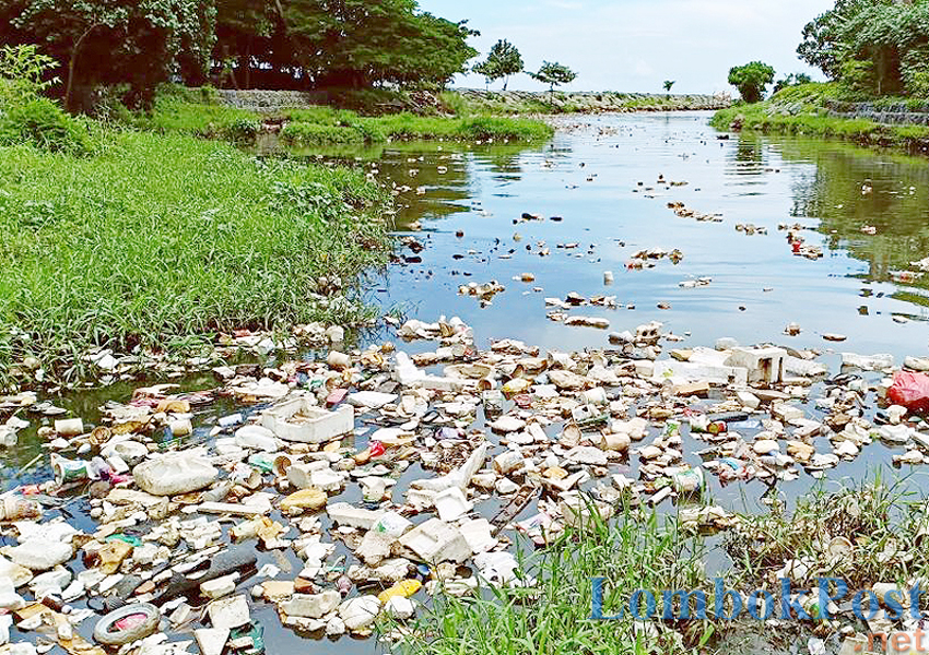 I.JOROK: Sampah pastik berserakan di muara sungai Loang Baloq. Akibatnya kawasan terlihat kumuh dan jorok, kemarin (4/4) lalu .