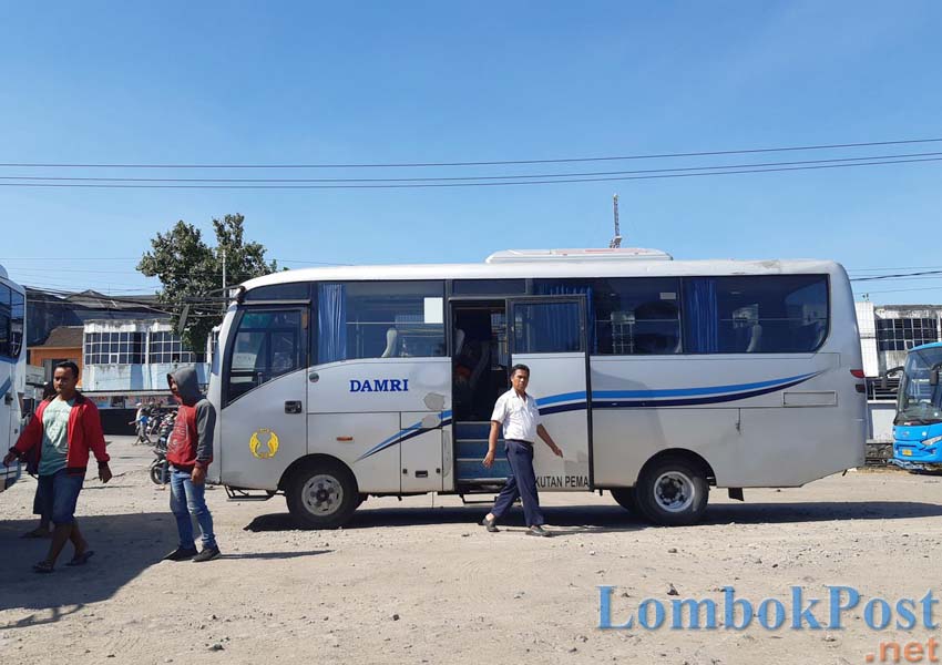 PERSIAPAN BERANGKAT: Sopir bus Damri yang sedang menyiapkan kendaraannya untuk membawa penumpang ke bandara, beberapa waktu lalu.