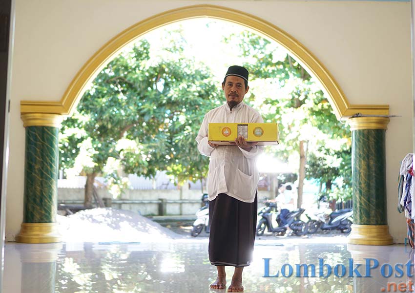 RAHUL : Penjaga Masjid Pancasila, Muhammad Rahulli sedang membawa sekotak kurma, kemarin (8/5).