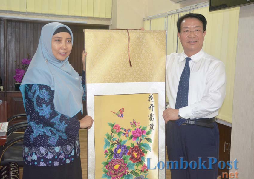 KERJA SAMA: Wakil Gubernur NTB Hj Sitti Rohmi Djalilah menerima cindra mata dari Sekjen Asosiasi Masyarakat Ningxia He Yujiang (kanan) saat berkunjung ke NTB, kemarin.