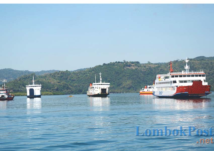 JALUR LAUT: Kapal ferry sedang berlabuh di Pelabuhan Lembar, beberapa waktu lalu. Kapal-kapal itu akan digunakan untuk mengangkut penumpang selama mudik Lebaran tahun lalu.