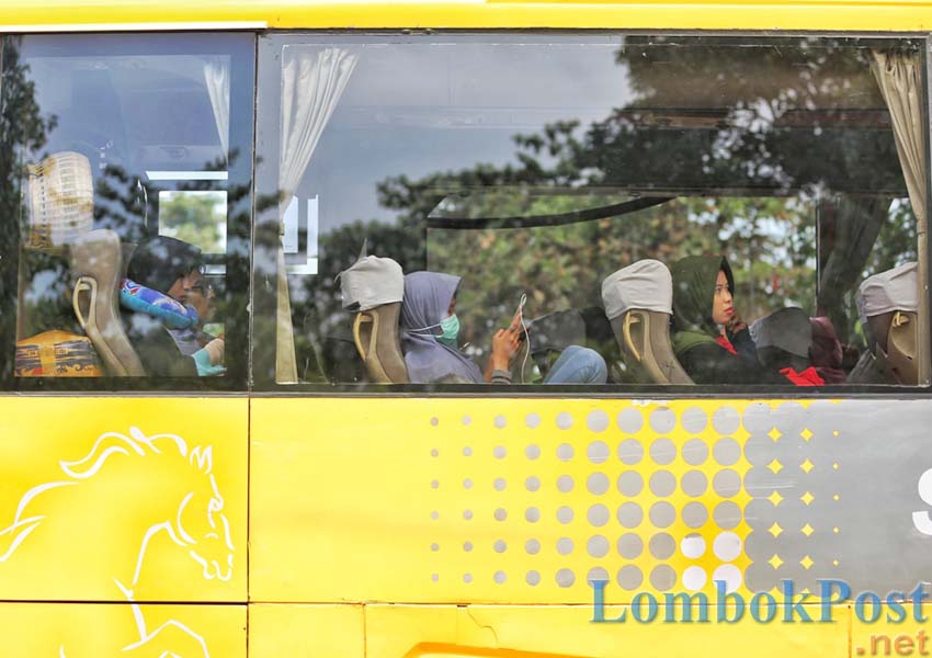 PULANG KAMPUNG: Sejumlah penumpang bus siap melakukan perjalanan mudik ke kampung halamannya dari Terminal Mandalika, Kota Mataram, belum lama ini.