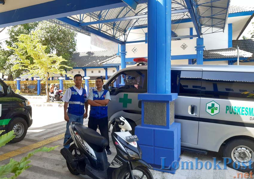 SIAP SIAGA: Inilah dua petugas dari Puskesmas Cakranegara yang standby untuk memeriksa kesehatan pemudik dan sopir bus di Terminal Mandalika, kemarin (30/5).