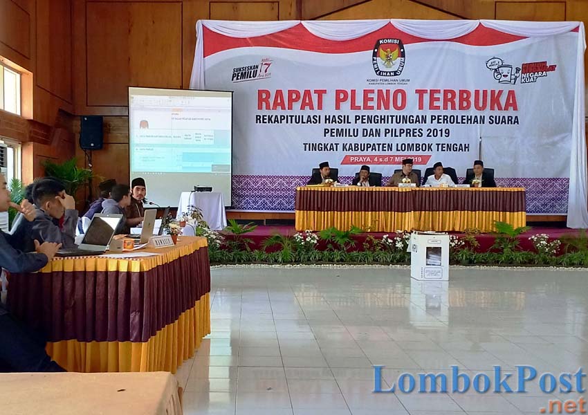 RAPAT PLENO: Suasana rapat pleno KPU Lombok Tengah, di Eks Gedung DPRD Loteng, kemarin (6/5).