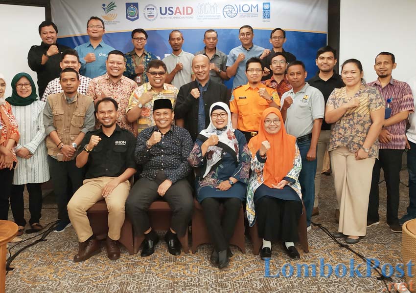 SATU DATA: Kalak BPBD NTB H Ahsanul Khalik (duduk, dua dari kiri), Koordinator Program IOM Lalu Atikdar Firman Hakim (duduk paling kiri) foto bersama peserta lokakarya satu data kebencanaan di Hotel Aruna Senggigi, kemarin (19/5).