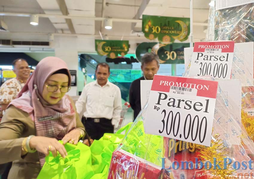 SIDAK PARSEL: Kepala Dinas Perdagangan NTB Hj Putu Selly Andayani (tengah) saat melakukan sidak parsel ke sejumlah pusat perbelanjaan di Kota Mataram, kemarin (27/5).