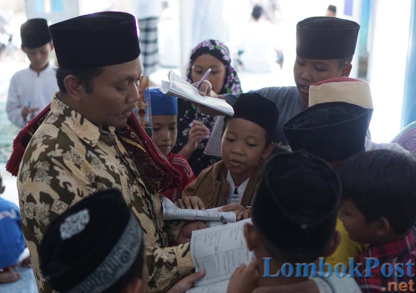 TUGAS SEKOLAH: Siswa SDN 2 Tanjung sedang meminta tanda tangan imam salat Jumat untuk mengisi buku panduan kegiatan Bulan Ramadhan di Masjid Assyifa Kelurahan Tanjung, Kecamatan Labuhan Haji, kemarin (10/5).