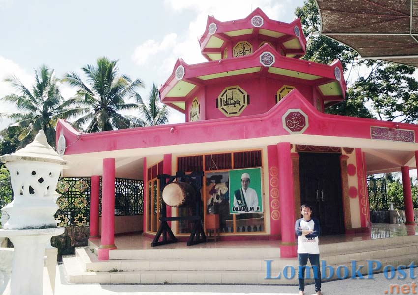 MASJID UNIK: Wartawan Lombok Post mengabadikan momen dengan berfoto di depan Masjid Ridwan yang memiliki desai arsitektur khas Tionghoa yang ada di Desa Pakuan, Kecamatan Narmada Sabtu (11/5) lalu.