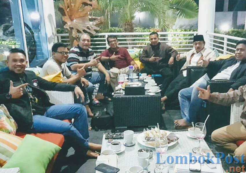 BAKAL DEKLARASI: Ketua Badan Pengawas dan Disiplin (BPD) Partai Gerindra H Bambang Kristiono bersama pengurus Partai Gerindra dan tim pemenangan Prabowo-Sandi saat menggelar rapat terbatas di Senggigi, kemarin