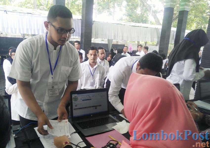 BERJUANG: Sejumlah pelamar saat mengurus berkas pendaftaran CPNS Lobar tahun lalu.