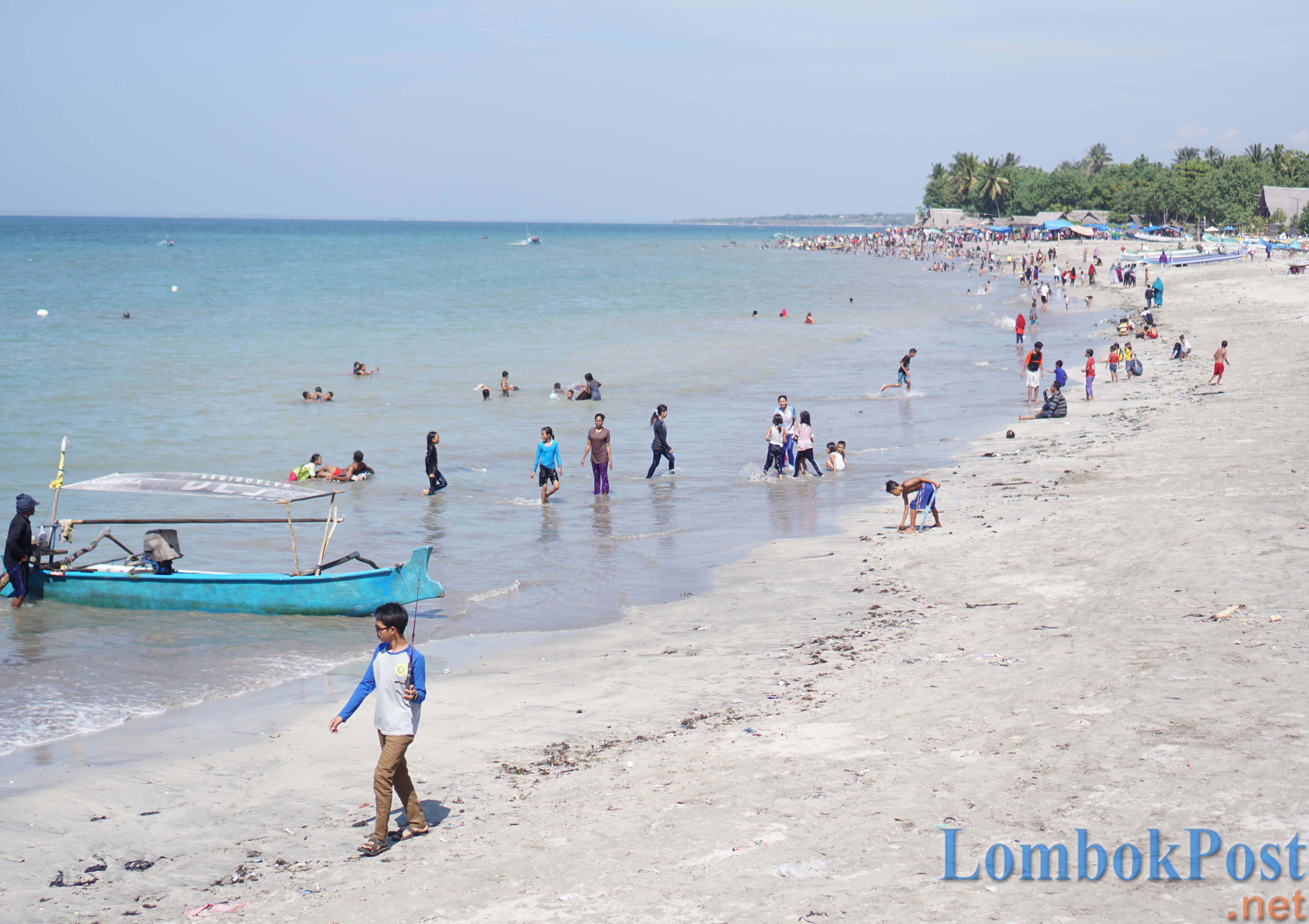 LIBUR TERAKHIR: Ribuan pengunjung memadati Pantai Labuhan Haji di Desa Labuhan Haji, Kecamatan Labuhan Haji, beberapa waktu lalu.